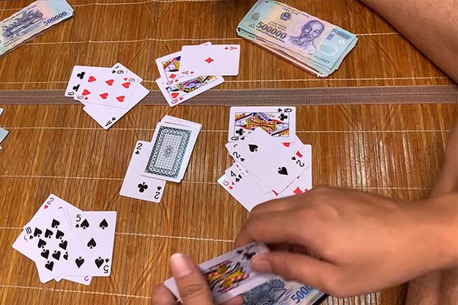 Chọn quân bài đánh ra sao cho đối phương không ăn được