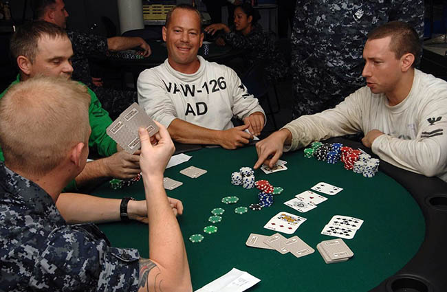 Một ván bài Poker diễn ra như thế nào?